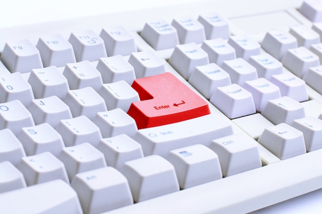 Teclado de aluminio aislado sobre un fondo blanco puro