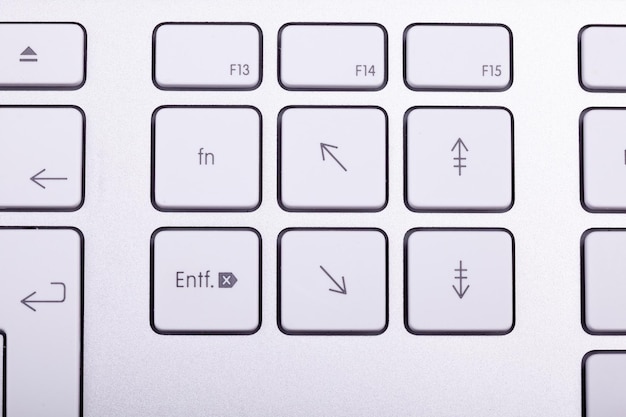 Teclado de aluminio blanco en primer plano. Tecnología y comunicación