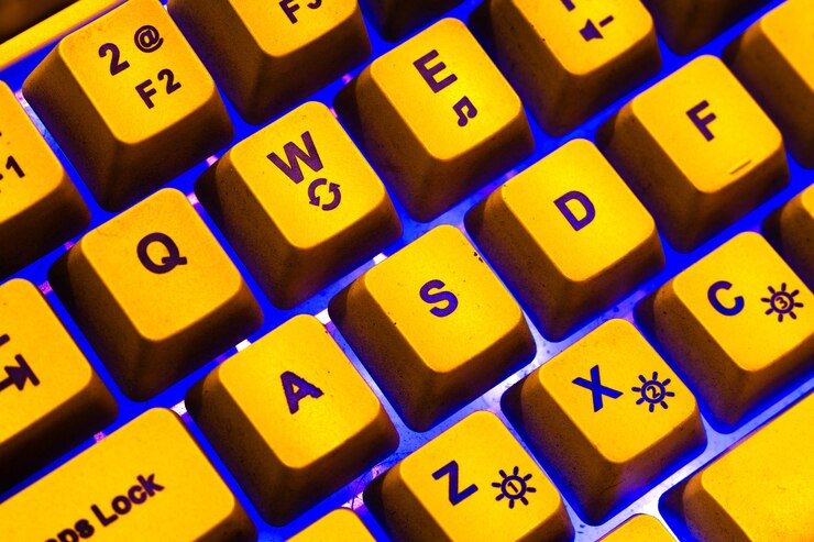 Foto teclado amarillo con ambiente de luz azul wasd teclas del teclado