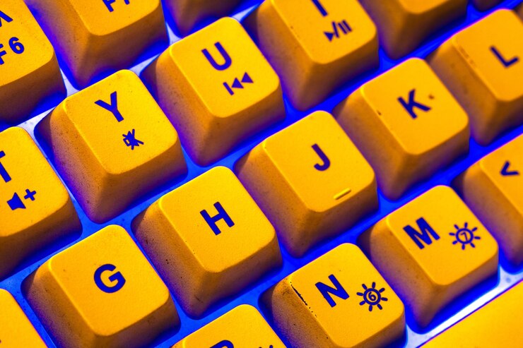Foto teclado amarillo brillante con ambiente de luz azul