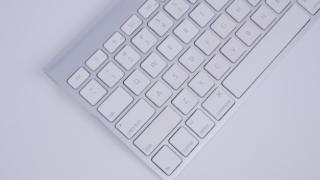 Foto un teclado blanco con las letras q y q en él