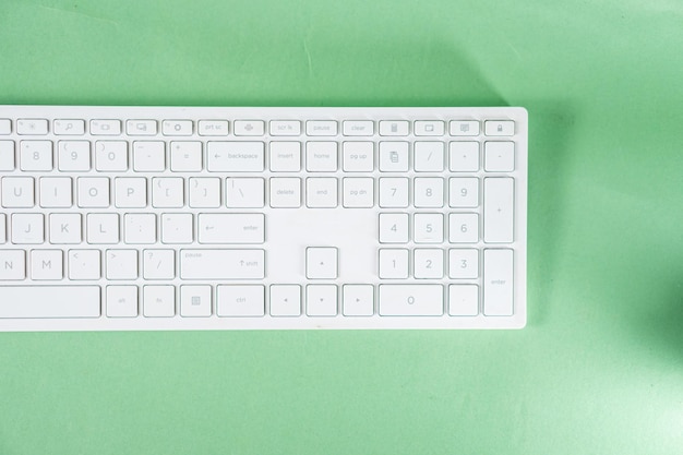 El teclado blanco moderno sobre un fondo verde