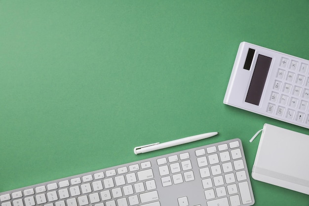 Foto teclado blanco sobre fondo verde