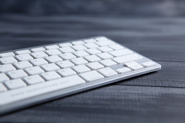 Teclado blanco sobre la mesa