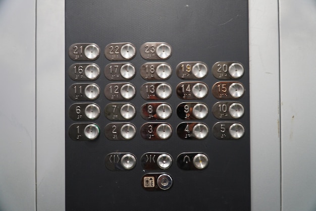 Foto teclado de botones del ascensor pulsador del panel de mando de la cabina pulsación del panel cop llamada al ascensor dentro de la cabina