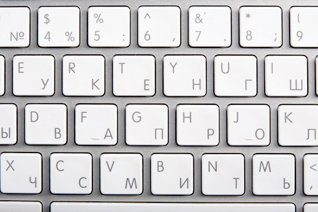 Foto teclado branco com layout em inglês e russo