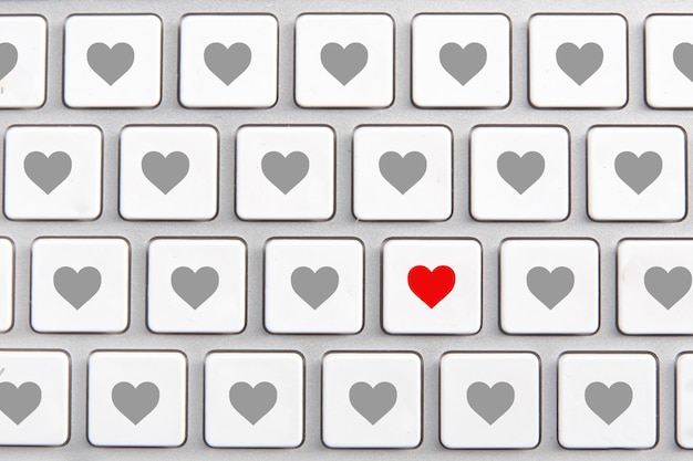 Teclado branco com um ícone de coração vermelho nos botões