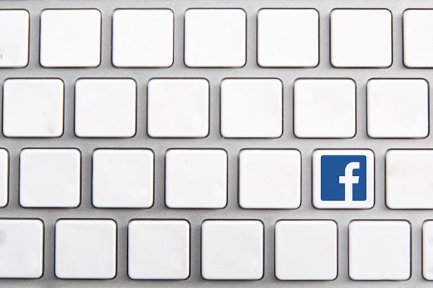 Foto teclado branco com um ícone do facebook nos botões