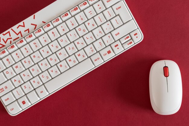 Teclado branco e mouse