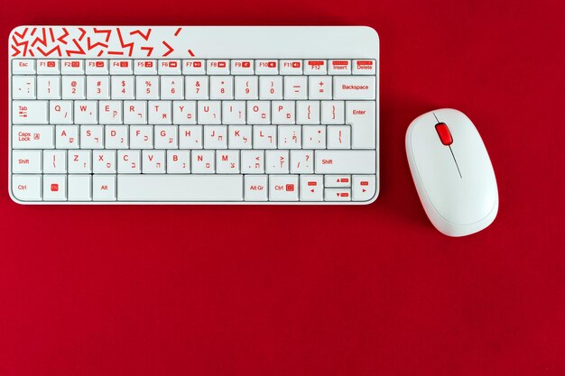 Teclado branco e mouse