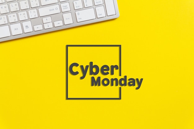 Teclado branco em papel amarelo para o conceito de Cyber segunda-feira dia de vendas.