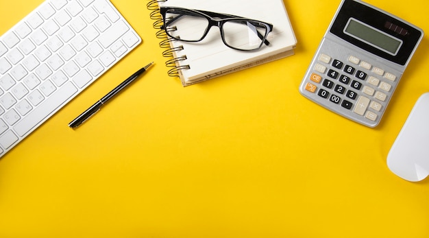 Teclado con calculadora y bloc de notas en amarillo