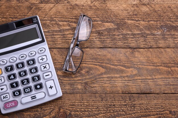 Teclado de la calculadora sobre un fondo de piso de madera. Vista superior. Copia espacio