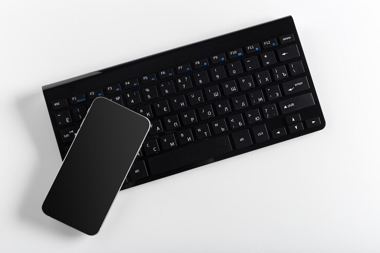Foto teclado com celular na mesa
