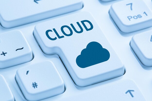 Teclado de computadora azul del ciberespacio de internet en línea de computación en la nube