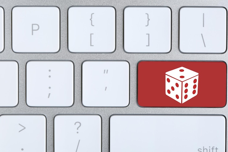 Foto teclado de computadora con imagen de dados closeup concepto de juegos en línea