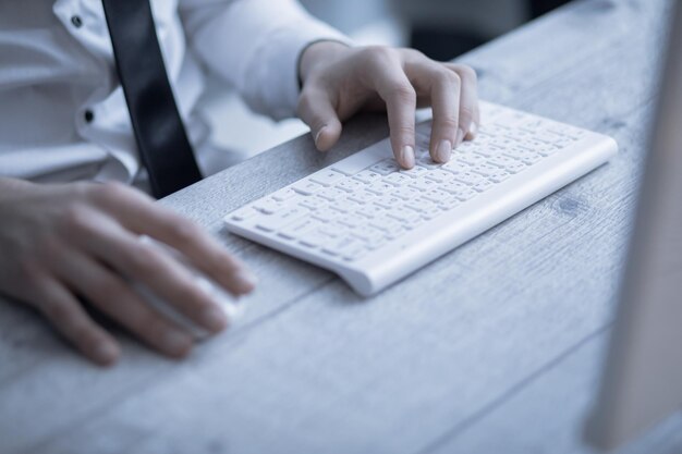 Teclado de computadora de mano de hombre