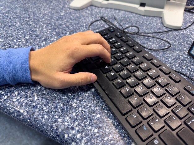 Foto teclado de computadora moderno bañado en una suave luz difusa descansando sobre un elegante escritorio un símbolo de producción