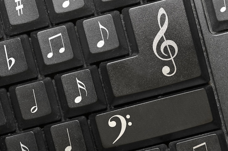 Foto el teclado de una computadora con notas...