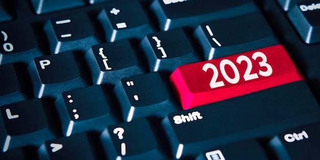 Teclado de computadora con el número 2023 en el botón enter