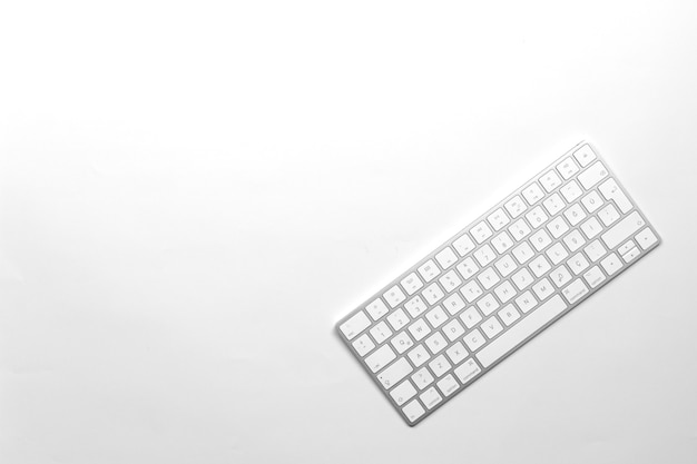 Foto teclado de computadora sobre fondo blanco
