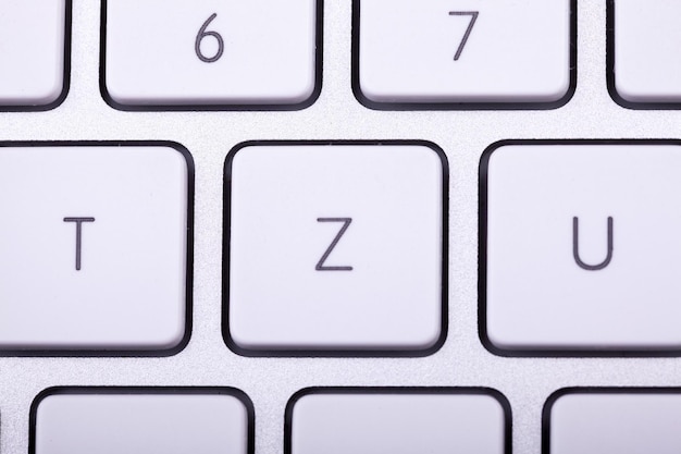 Teclado de alumínio branco em close-up. tecnologia e comunicação