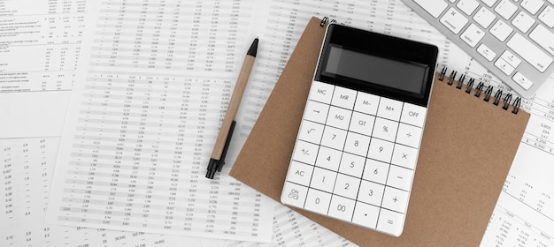 Teclado de calculadora e caneta sobre documentos financeiros Conceito financeiro e de negócios