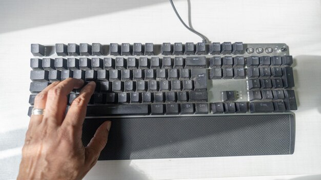 Teclado de computador de tipo gamer e de portátil