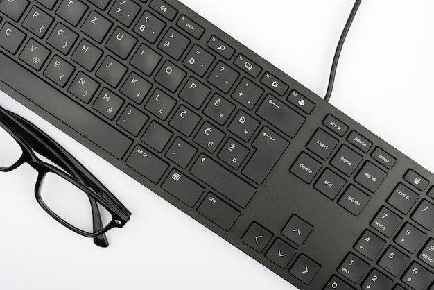 Foto teclado de computador e meio de informação de símbolos para comunicaçãoteclado de laptop para digitar novo