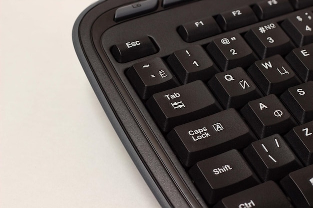 Teclado de computador em fundo branco