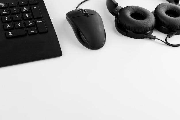 Teclado de computador, mouse e fones de ouvido. composição plana leiga, trabalho de escritório ou trabalho em casa