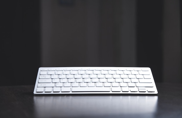 Teclado de computador na mesa.