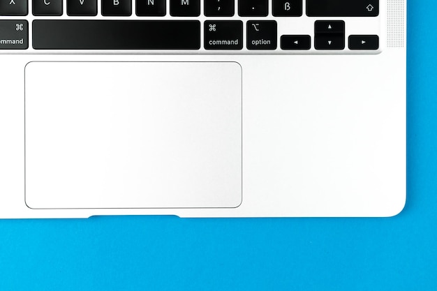 Foto teclado de laptop plano fundo azul mesa de trabalho de escritório conceito de design mínimo foto de espaço de cópia de vista superior