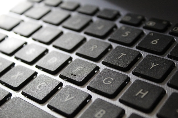 teclado de laptop prateado de perto