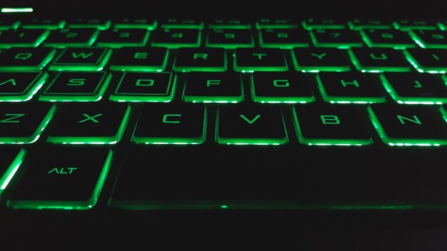 Teclado de laptop tipo Qwerty com luz verde Fundo de tecnologia moderna