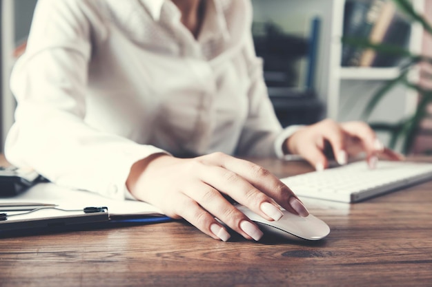 Teclado de mão de mulher de negócios