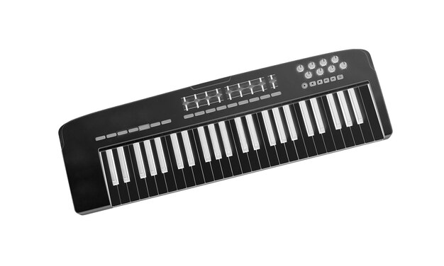 Teclado de música isolado em branco