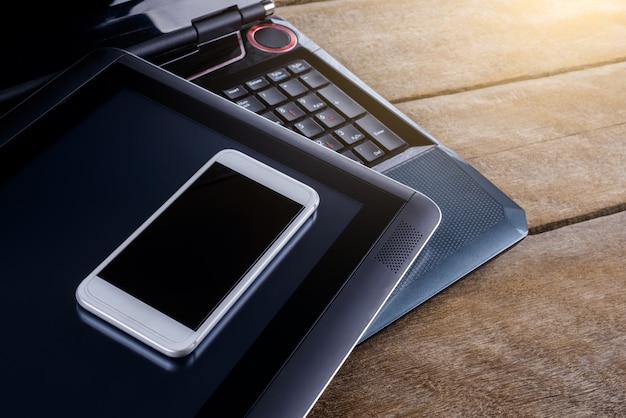 Foto teclado de notebook com smartphone e tablet pc na mesa