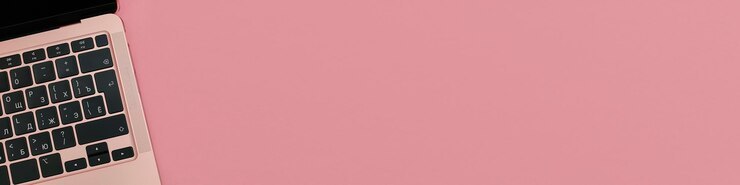 Foto teclado de notebook em um banner de fundo rosa