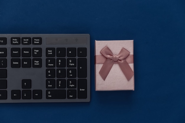 Teclado de pc com caixa de presente em um azul clássico