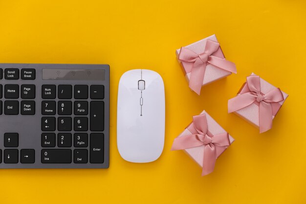 Foto teclado de pc com caixas de presente em amarelo