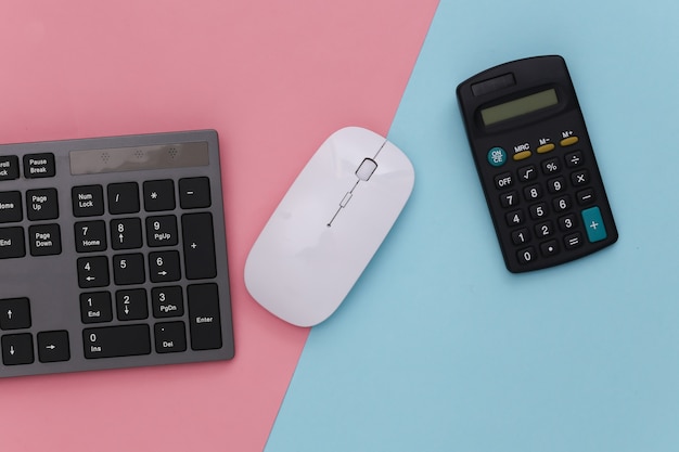 Teclado de pc com calculadora em pastel azul rosa. negócio online