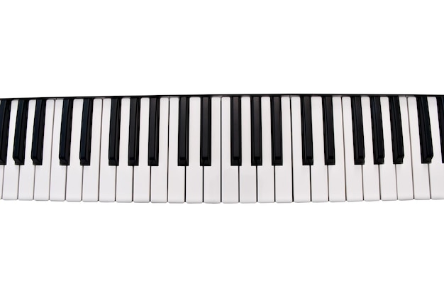 Teclado de piano isolado em um fundo branco