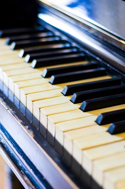 Teclado de piano, tecla preta e branca, close-up e macro, piano retrô e vintage, instrumento musical