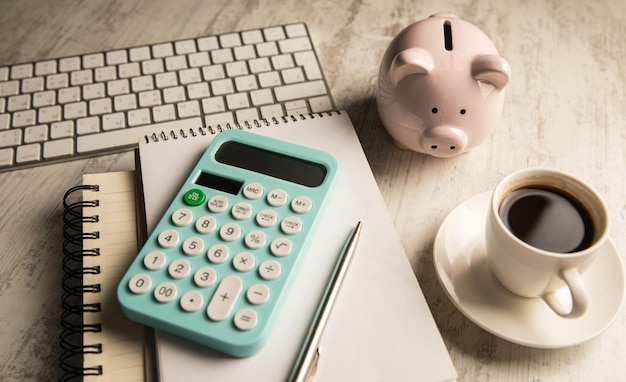 Teclado e calculadora do cofrinho do bloco de notas