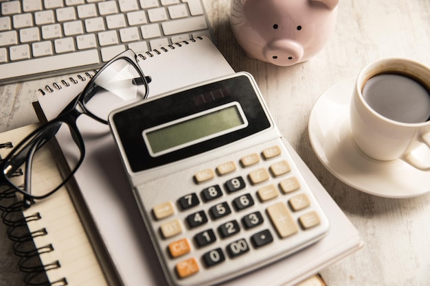 Teclado e calculadora do cofrinho do bloco de notas