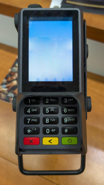 Foto teclado e leitor de cartões bancários na loja símbolo de consumo e compras