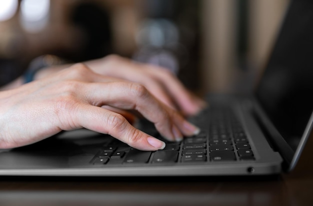 teclado de escritura de tecnología de empresaria conexión en línea para el concepto de negocio de estudio de educación