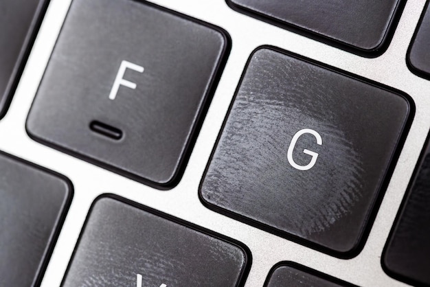 El teclado de la famosa computadora portátil de color plateado con huellas dactilares