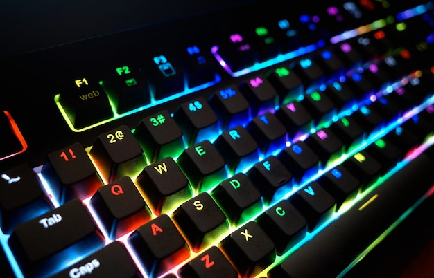 Teclado futurista diagonal rgb con fondo de objeto de iluminación espectacular hd